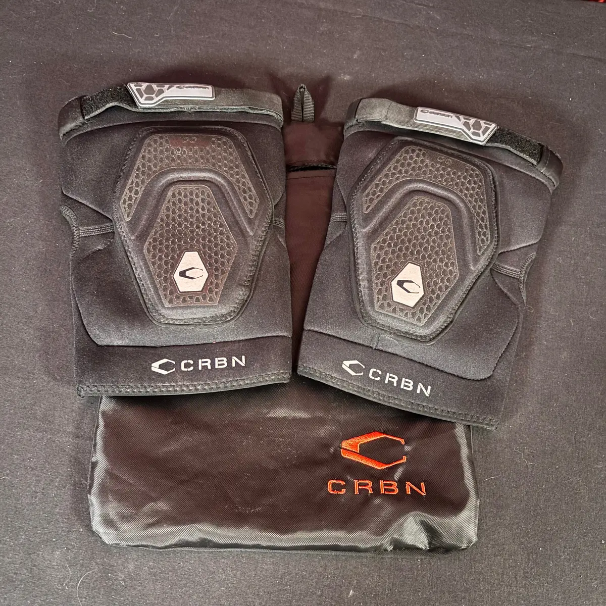 Used Carbon Cc Knee Pads - X-Large 1