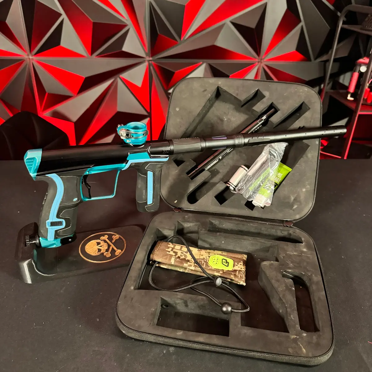 Used Planet Eclipse Cs2 Pro Paintball Gun - Black / Teal 1