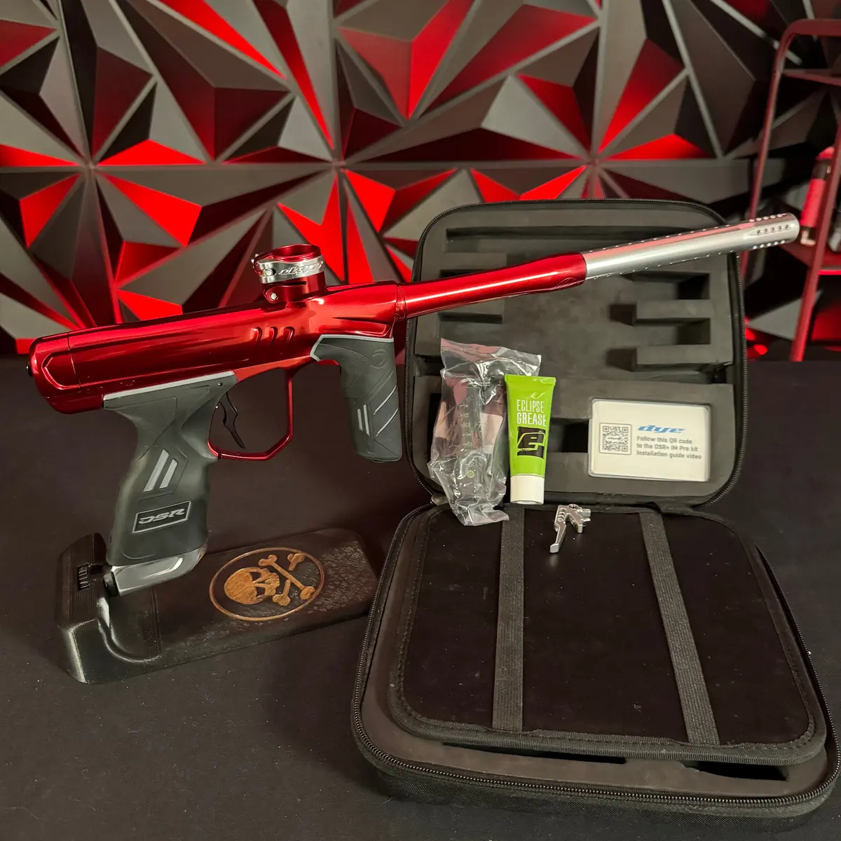 Used Dye Dsr+ Paintball Gun - Lava W/ Ironman Pro Kit 1