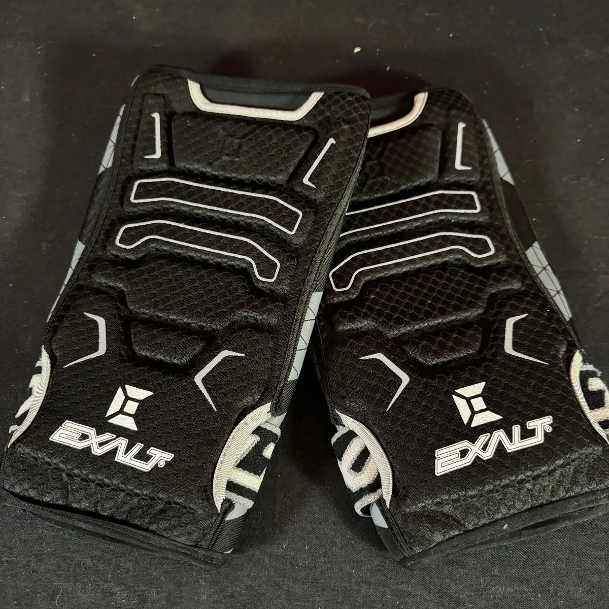 Used *Display* Exalt Freeflex Knee Pads - Black - Small 1