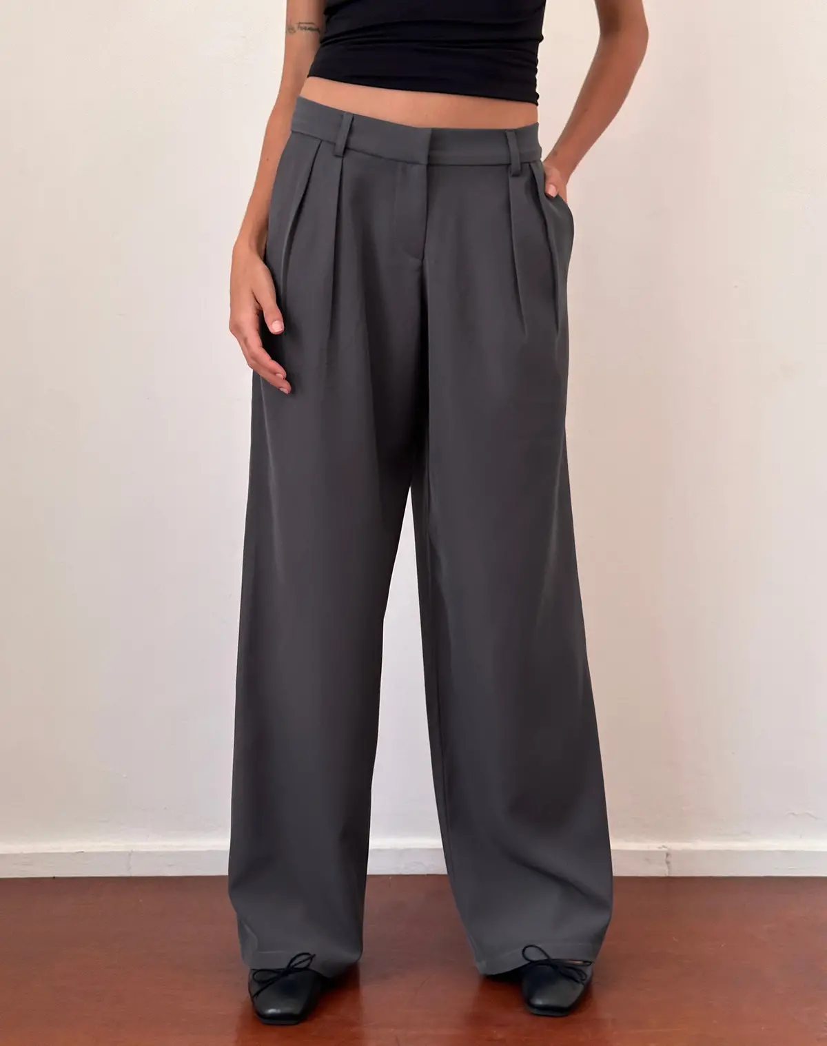 Nailaka Low Rise Wide Leg Tailored Trouser In Dark Charcoal 1