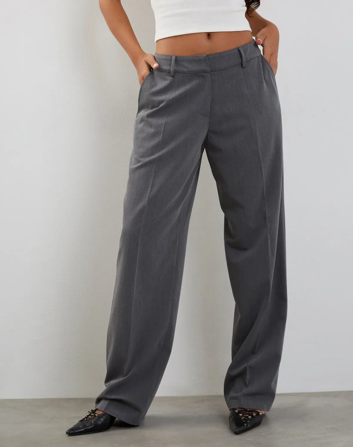 Sirkia Low Rise Tailored Trouser In Charcoal 1