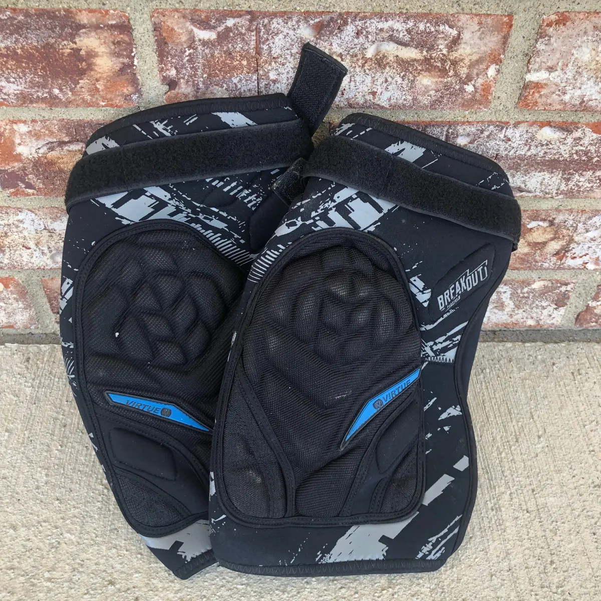 Used Virtue Breakout Knee Pads - Large 1