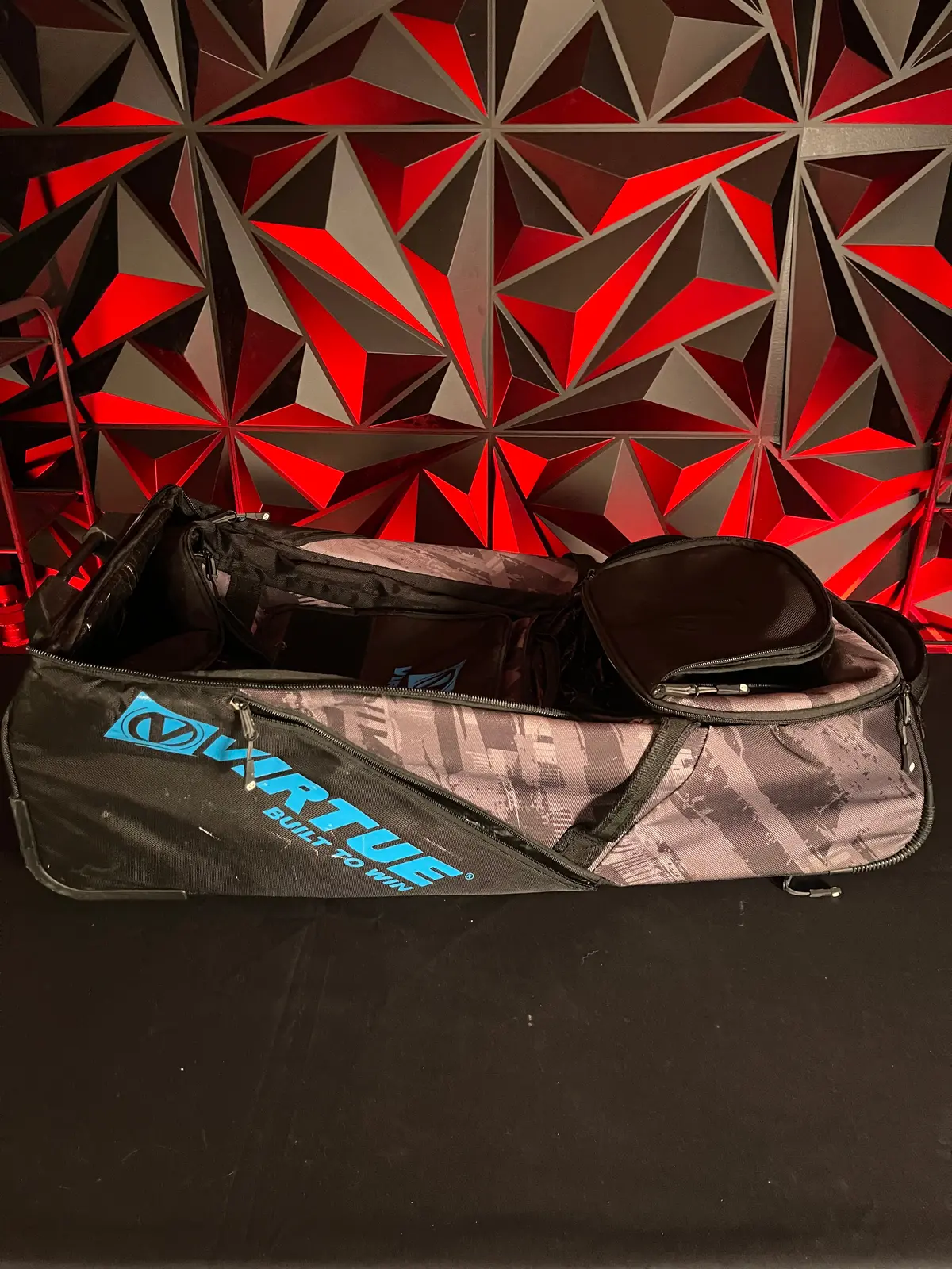 Used Virtue High Roller V4 Gear Bag - Graphic Black 1