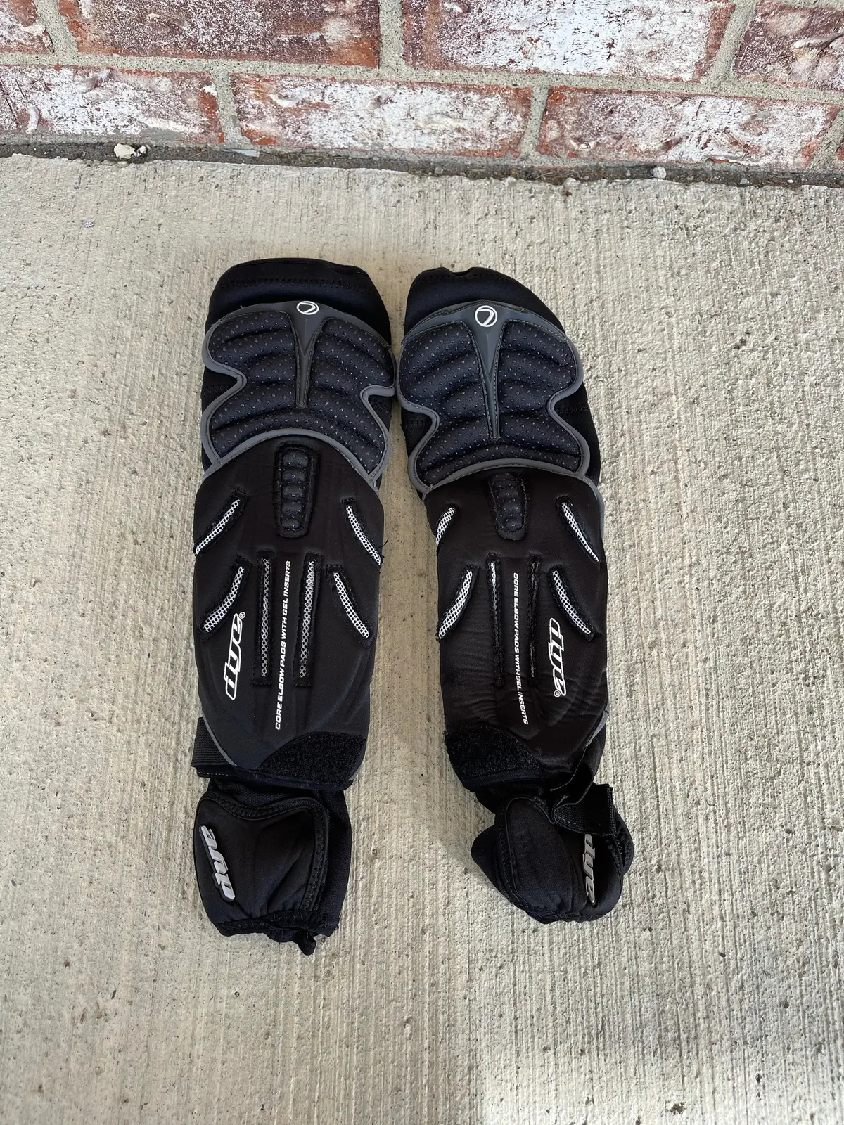 Used Dye Performance Elbow Pad - Medium 1