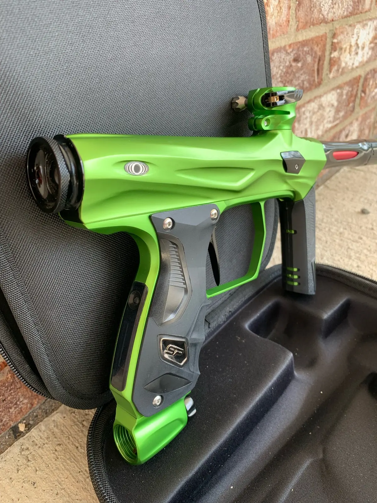 Used Shocker Amp Paintball Gun - Green / Black 1