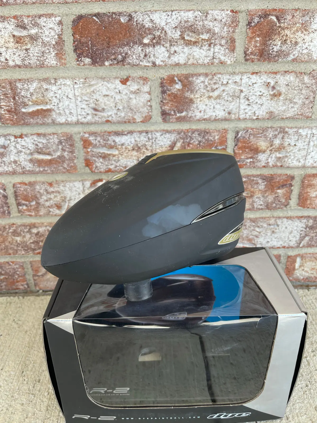Used Dye R2 Paintball Loader - Black / Gold 1