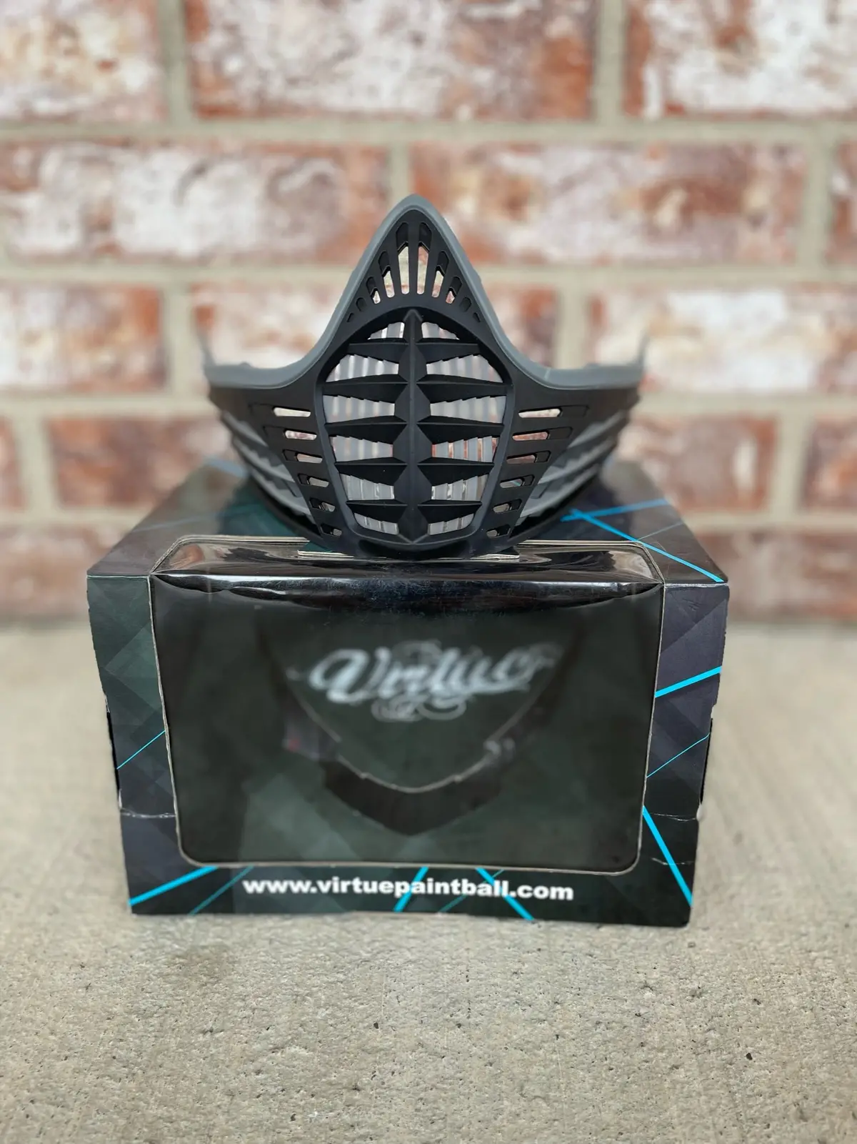 Used Virtue Contour Facemask - Charcoal / Black 1