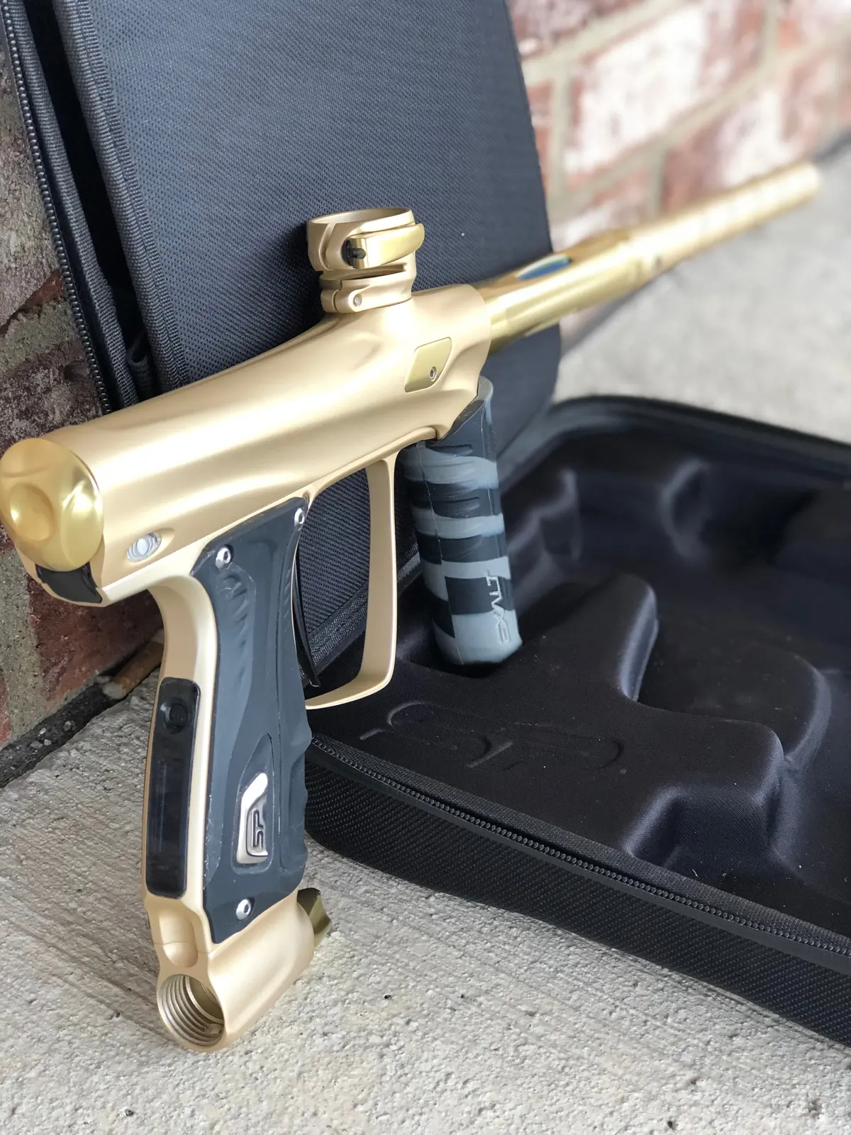 Used Shocker Rsx Paintball Gun - Dust Sandstone W/ Gold Accents 1