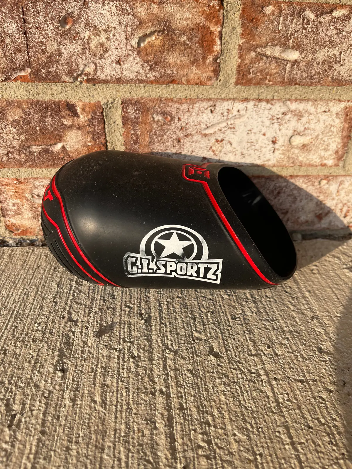 Used Gi Sportz Medium Tank Cover - Black/Red 1