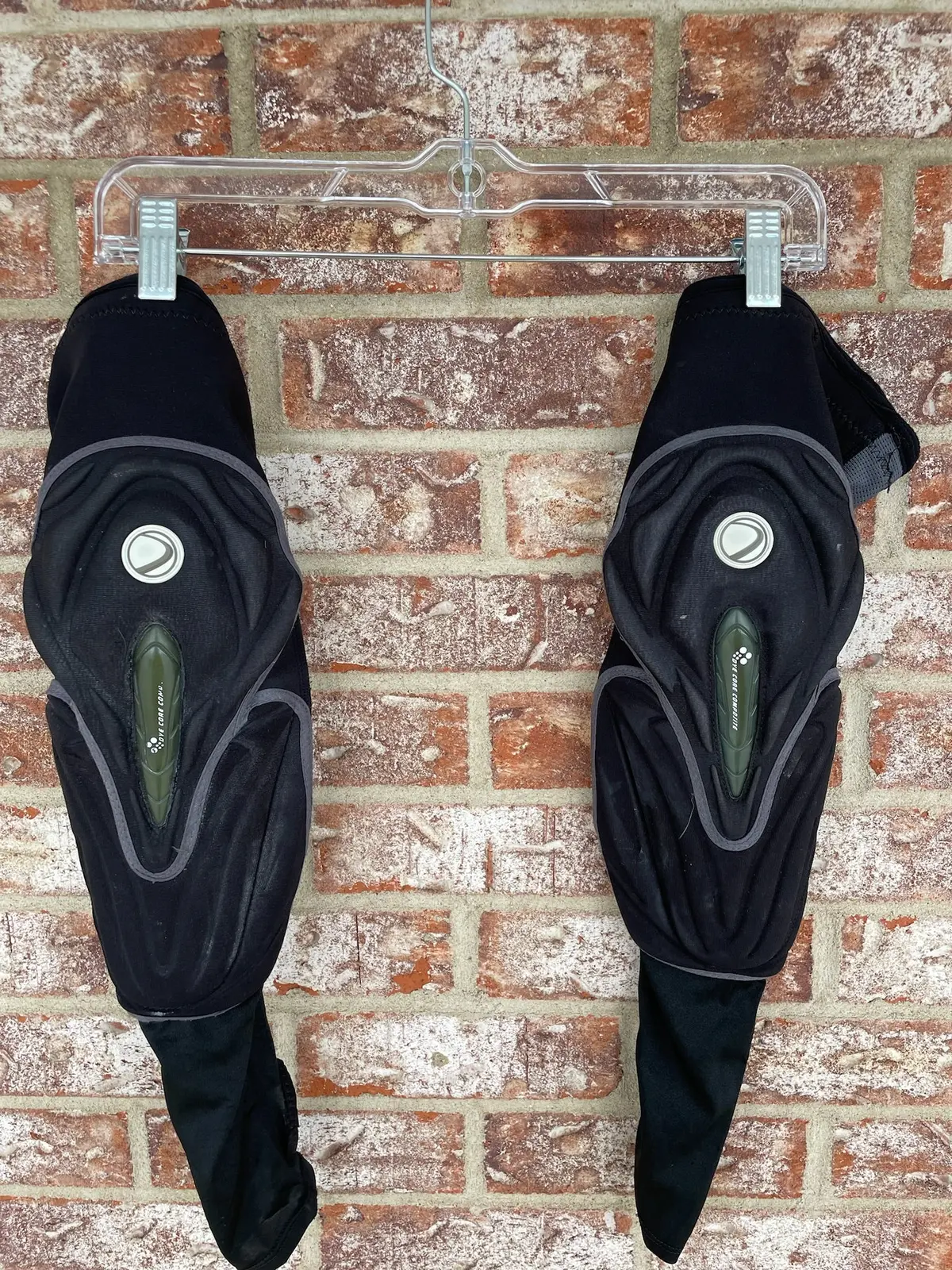 Used Dye Core Composite Elbow Pad - Large (Size Is Approximate) 1