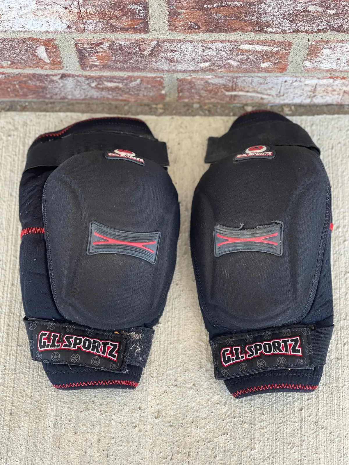 Used Gi Sportz Knee Pads - Small/Medium - Black/Red 1