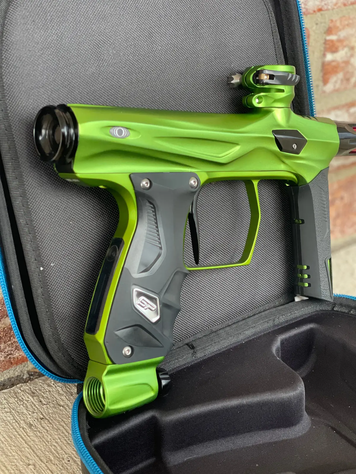 Used Shocker Amp Paintball Gun - Green / Black 1