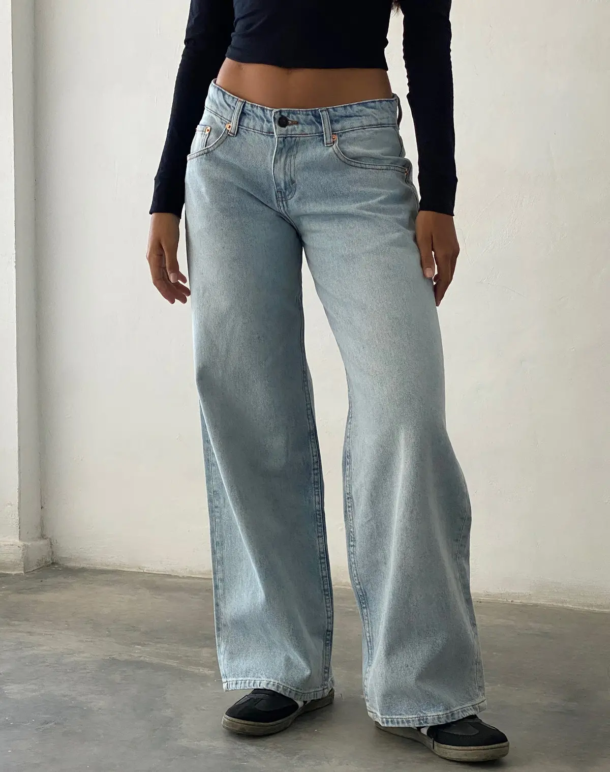 Roomy Extra Wide Low Rise Jeans In Extreme Light Blue Wash 1