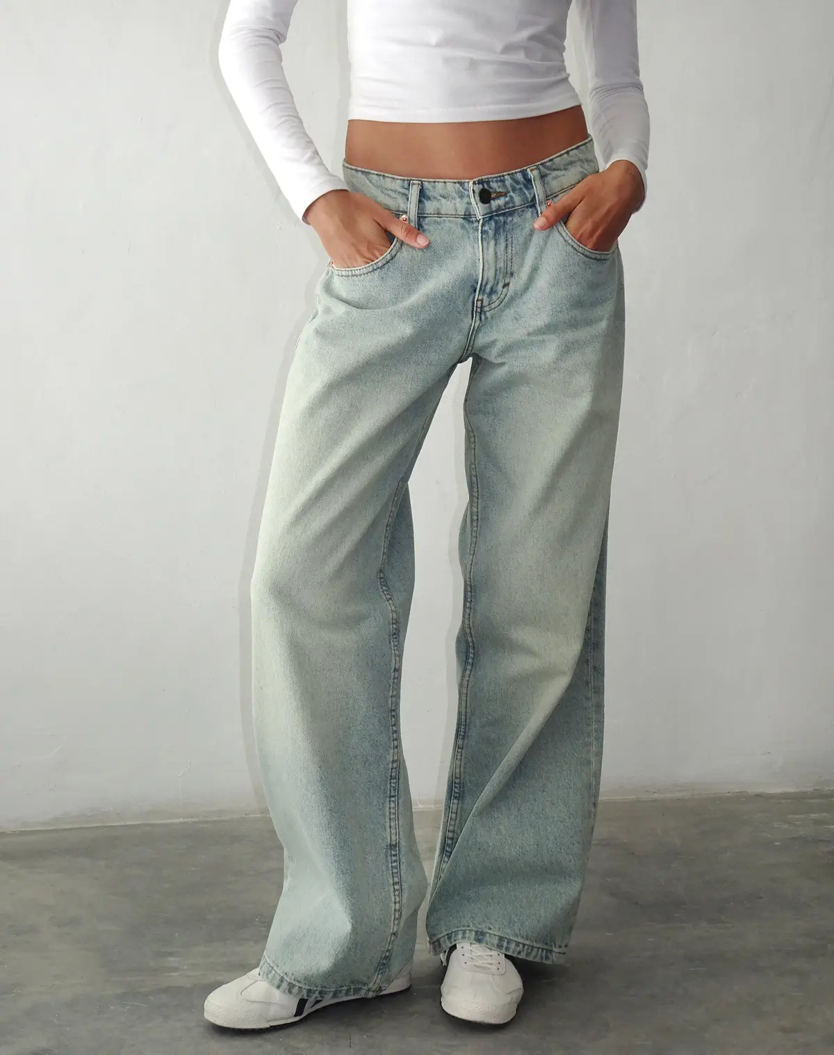 Roomy Extra Wide Low Rise Jeans In Super Bleached Wash 1