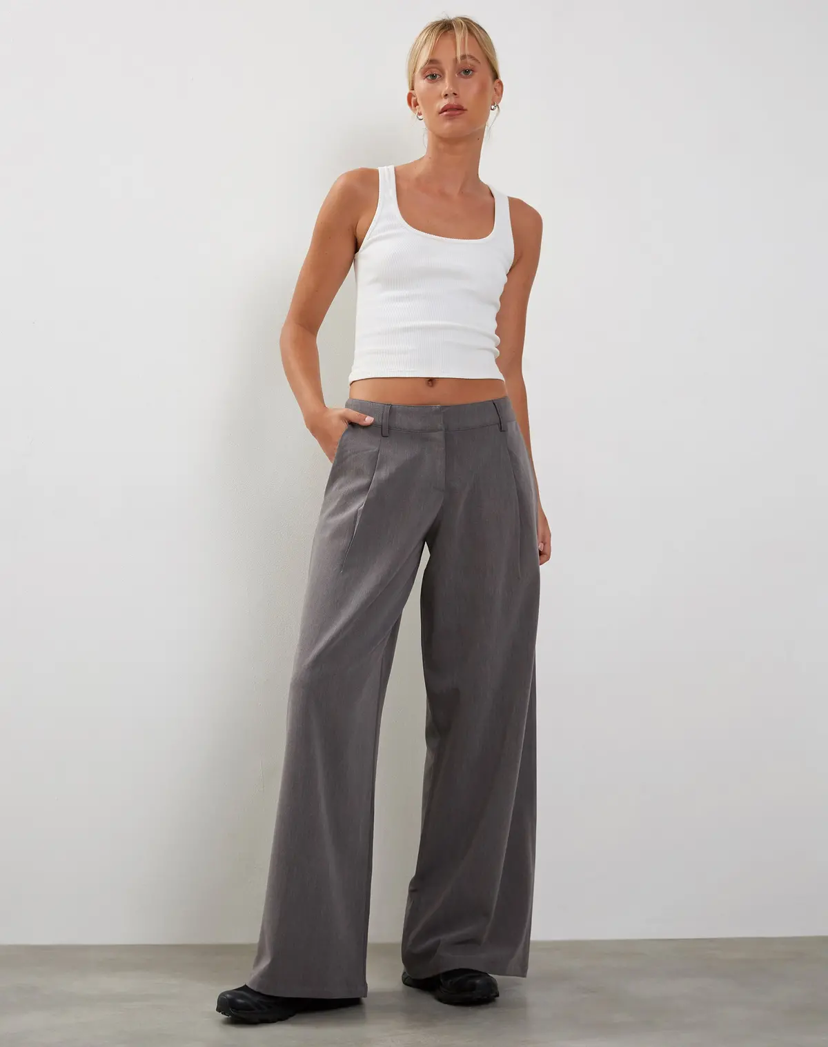 Salisu Wide Leg Trouser In Charcoal 1