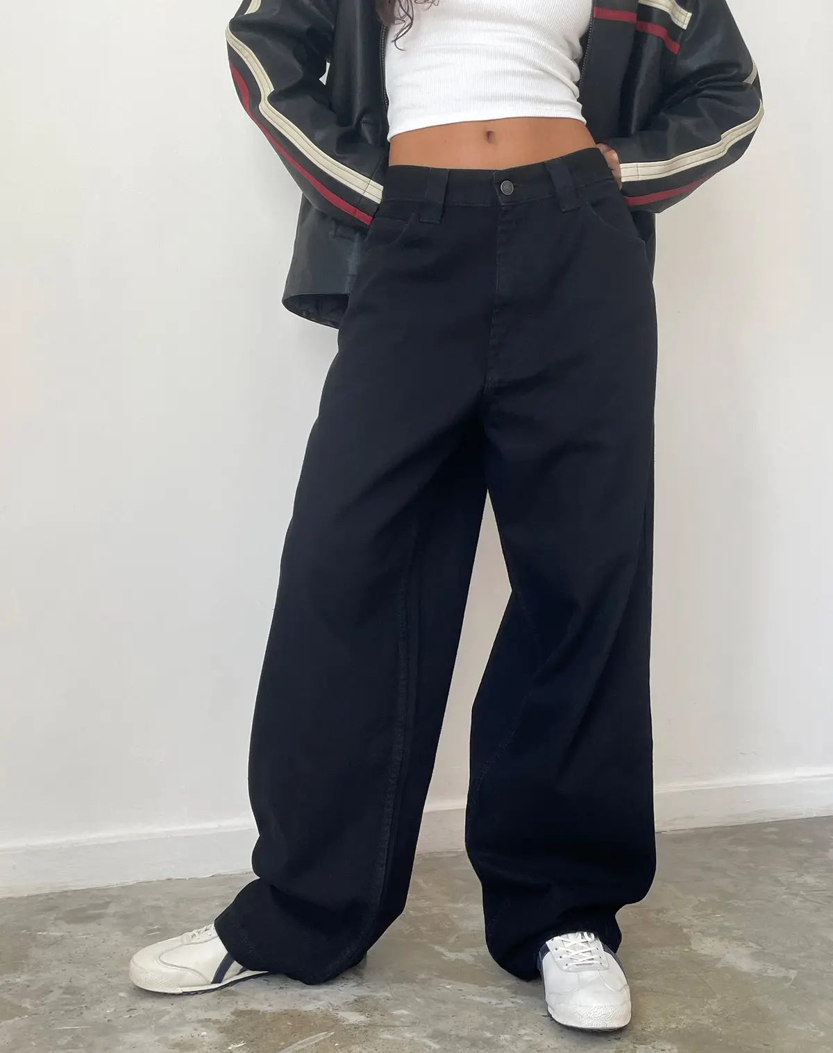 Skater Low Rise Jean In Rinse Black 1