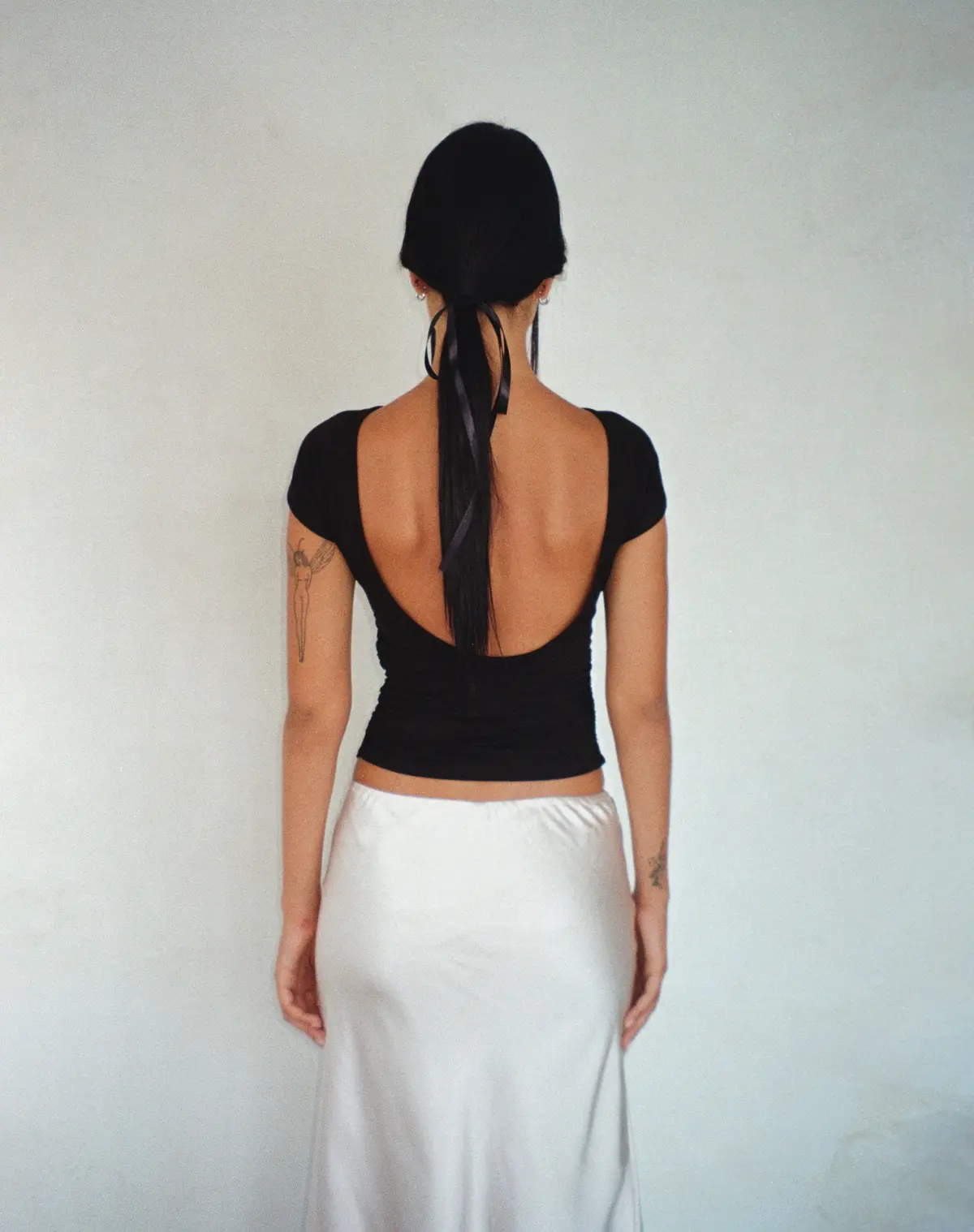 Xareni Ruched Backless Top In Black 1